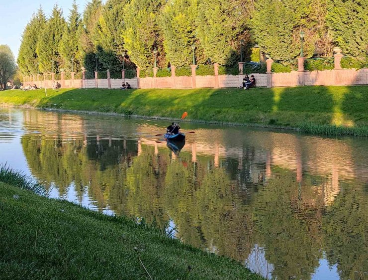 Gençlerin Kanlıkavak’ta kano keyfi