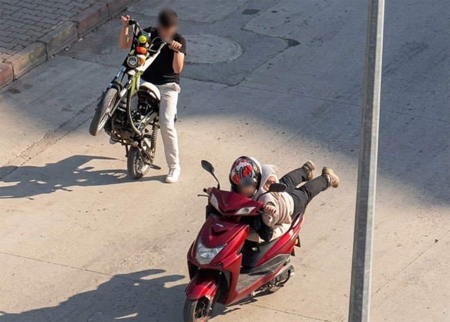 Karabük’te tehlikeli adrenalin: Gençlerin bazıları trafikte tehlikeli akrobasi yaptı, diğeri şelale sularında mahsur kaldı