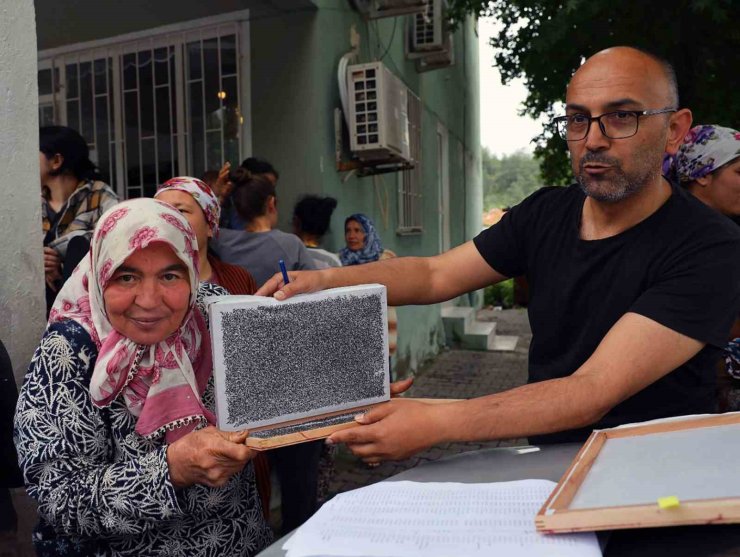 Köyceğiz’de 98 üreticiye İpekböceği larvası dağıtıldı