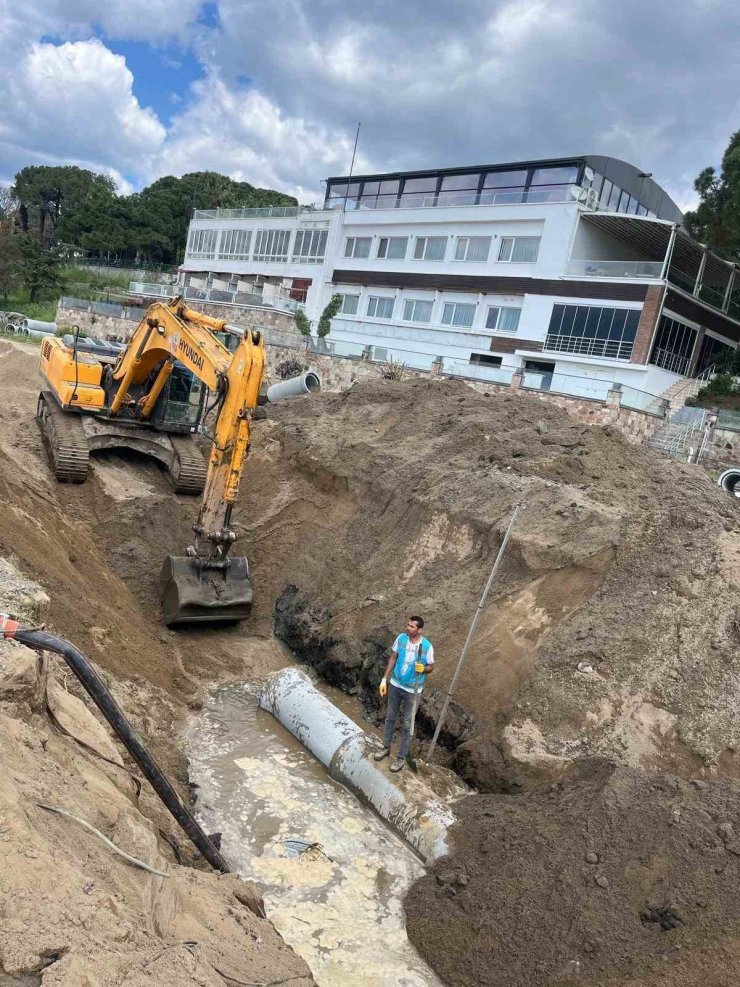 Burhaniye’de sezon öncesi Ören Plajında alt yapı çalışmalarına başlandı