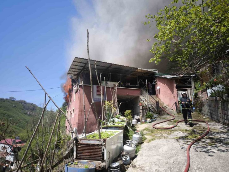 Yangında eşyalar küle döndü, Kur’an-ı Kerim zarar görmedi