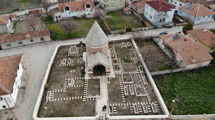 Çandır’daki 5 asırlık türbe tarihe ışık tutuyor