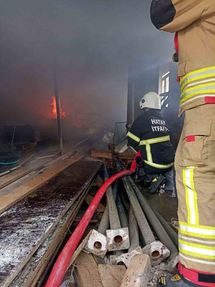 Yayladağı’nda müstakile evden alevler yükseldi