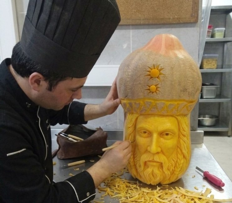 Karpuz ve bal kabağıyla mutfağı sanat atölyesine çeviriyor
