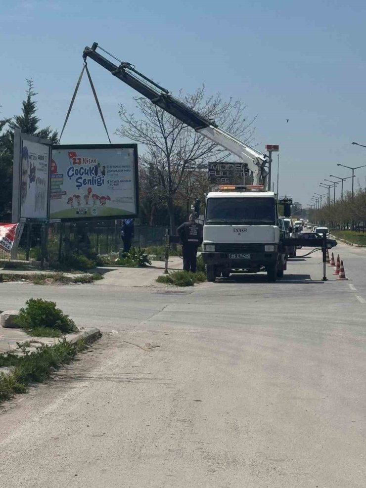Başkan Tunç’tan Büyükşehir’e ’billboard’ tepkisi: "Bu zararı kim karşılayacak?"