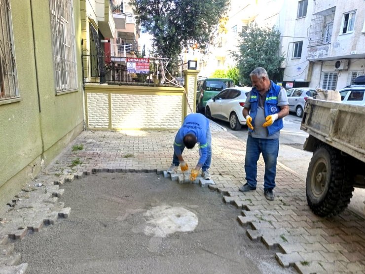 Akdeniz’de yol ve kaldırımlar yenileniyor