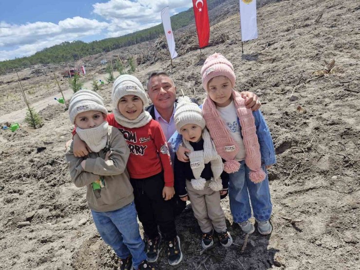 ’Yüz Çocuk Bin Fidan’ adlı ağaç dikme etkinliğinde 1000 fidan dikildi