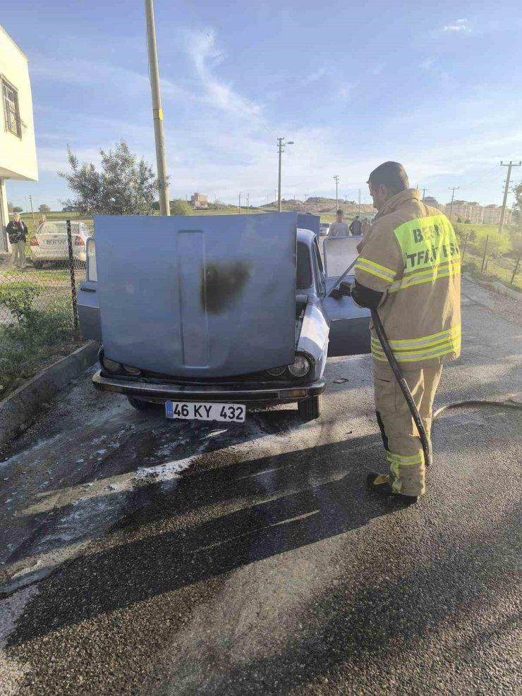 Besni’de otomobil alev aldı