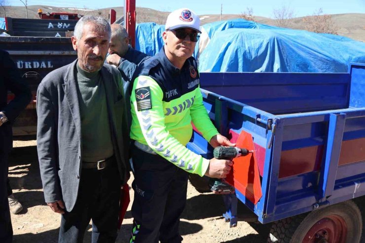 Tarla bahçe sezonu başlarken jandarmadan traktör kazalarına reflektörlü önlem