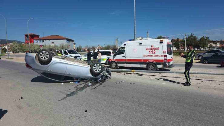 Otomobil aydınlatma direğine çarpıp ters döndü, sürücü yaralandı