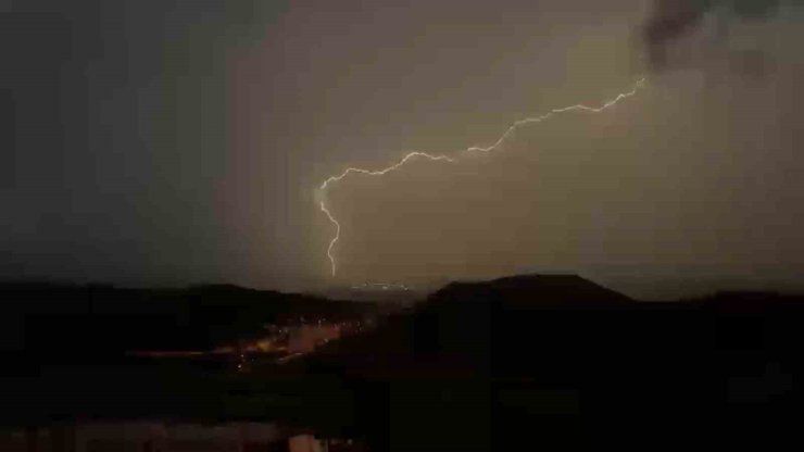 Mardin’de şimşek ve yıldırım görsel şölen oluşturdu