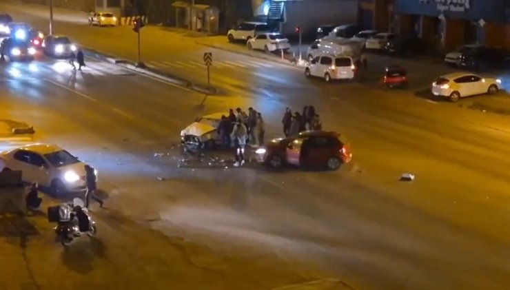 Otomobiller kafa kafaya çarpıştı; 2 yaralı