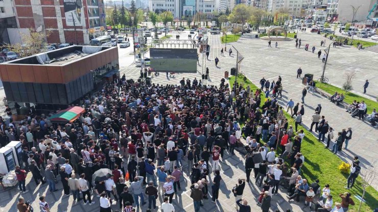 Taraftarlar Elazığspor maçını kentin göbeğinde dev ekrandan izledi