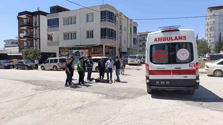 Hafif ticari araçla çarpışan motosiklet sürücüsü yaralandı