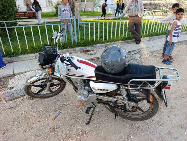 Motosikletle bisikletin çarpıştığı kazada 2 kişi yaralandı