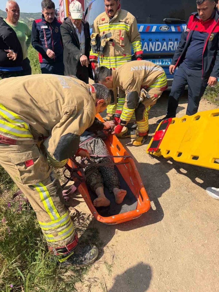 Antakya’da traktörün altında kalan kadın yaralandı