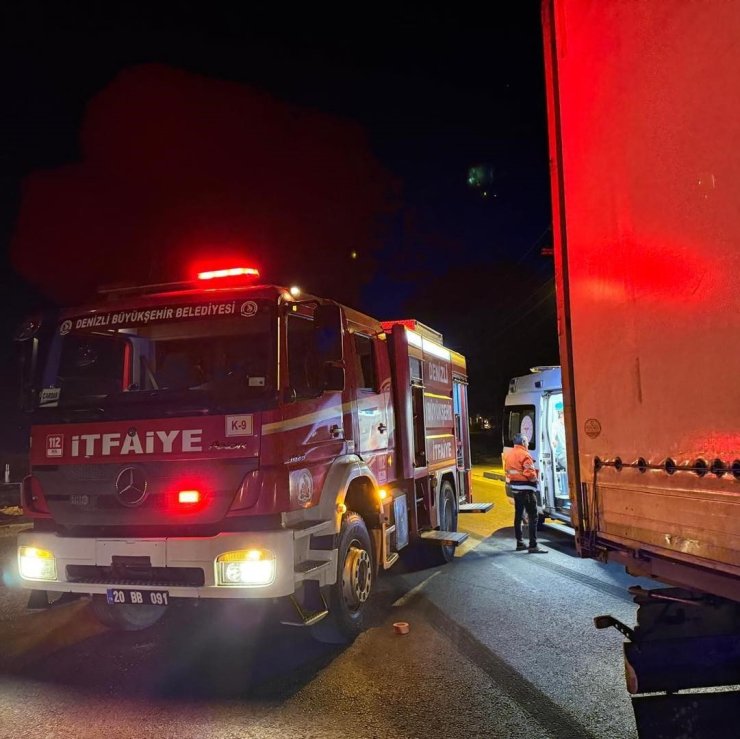 Tıra yandan çarpan otomobilde 1 kişi öldü, 1 kişi ağır yaralandı