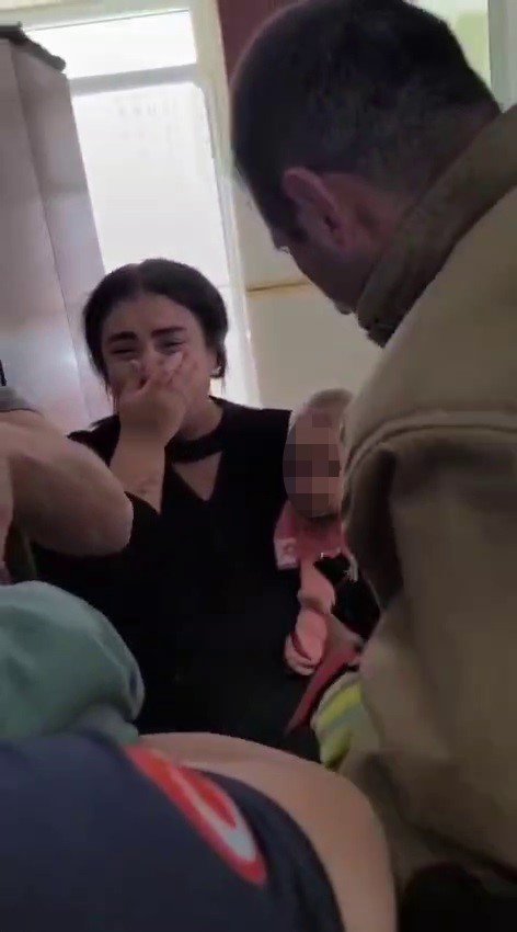 Parmağı sıkışan çocuğun korku dolu ağlayışı anneyi gözyaşı içerisinde bıraktı