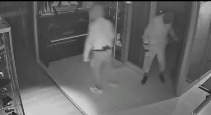 Maskeli beşler girdikleri işletmelerde çelik kasaları böyle patlattı...