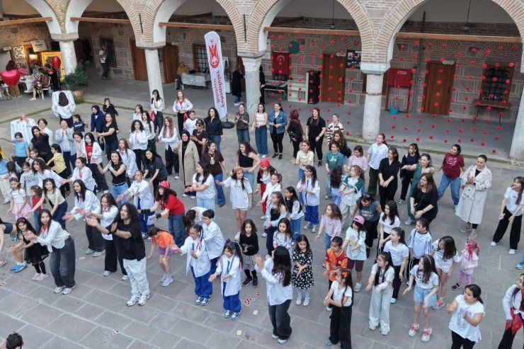 Dünya Dans Günü’nde renkli görüntüler