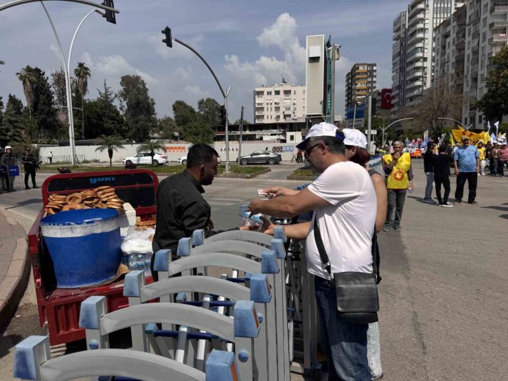Adana’da simitçiler ve su satıcıları bariyerlerin arkasında çalışmaya devam etti