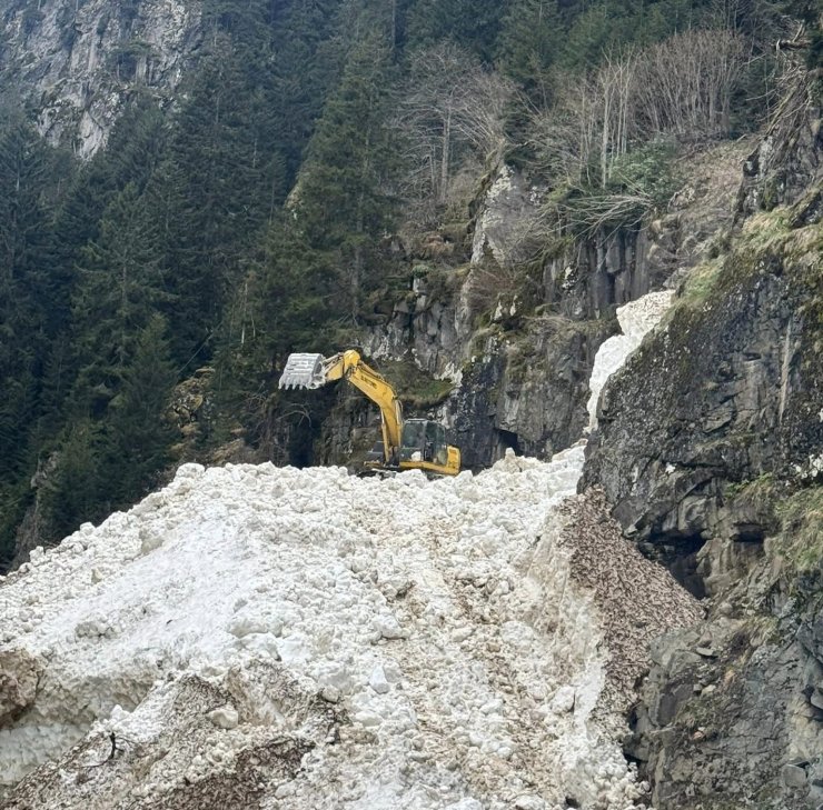 Rize’de yayla yollarında kar temizleme çalışmaları sürüyor