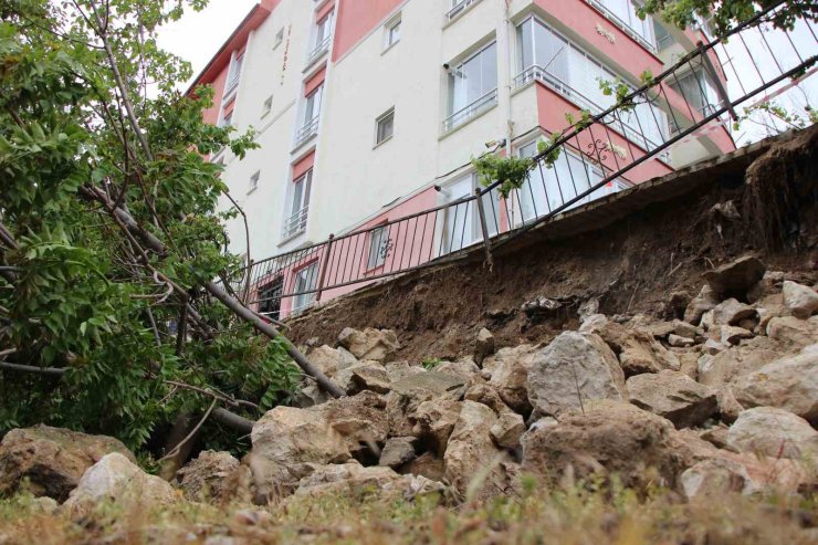 Amasya’da binanın istinat duvarı çöktü