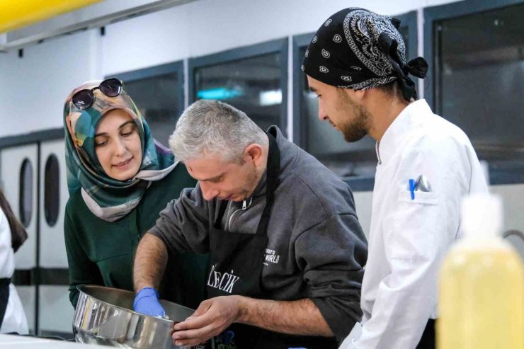 Bilecik’te özel ihtiyaçlı bireyler pasta ve tatlı yaptı