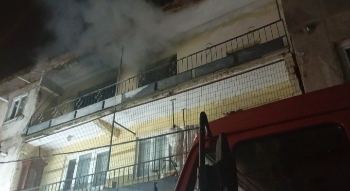 Bursa’da korkutan yangın: Daire kullanılamaz hale geldi