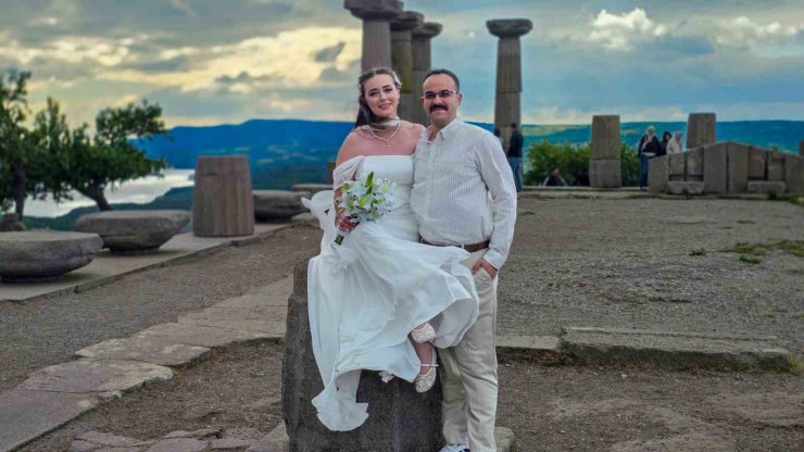 Antik kent, düğün fotoğrafı çektirmek isteyen çifte doğal fotoğraf stüdyosu oldu