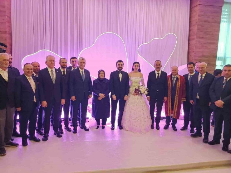 Siyaset, bürokrasi ve iş dünyası düğünde buluştu