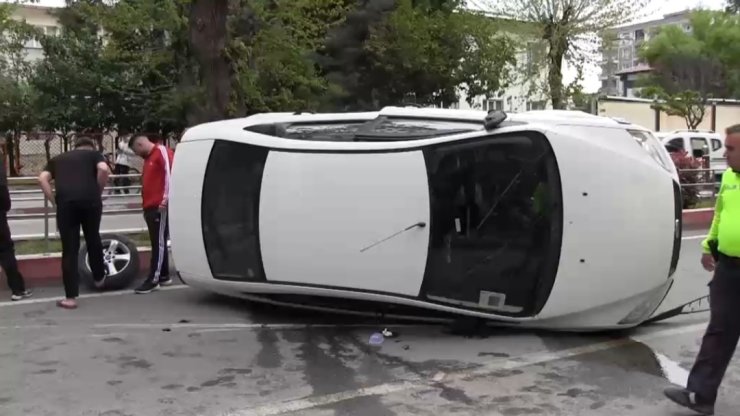 Siirt’te otomobil refüje çarptı: 3 yaralı