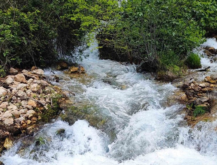 Adana’da yağış sonrası doğa şöleni: Mesire alanı şelalelere dönüştü