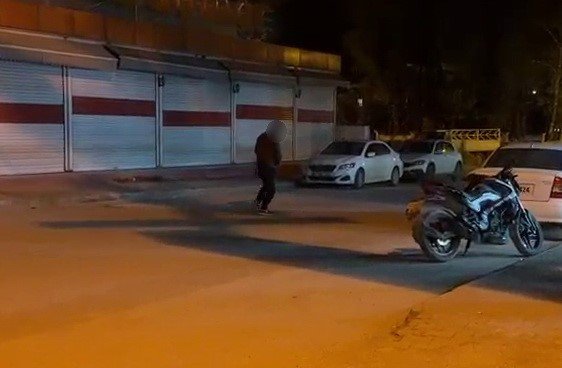 Madde bağımlısı yolun ortasında yalpalayarak ilerledi