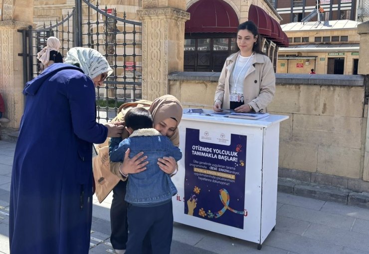 Bayburt’ta otizm farkındalığı için vatandaşlar bilgilendirildi