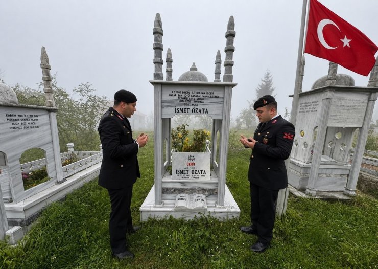 Jandarma şehit Özata kabri başında andı