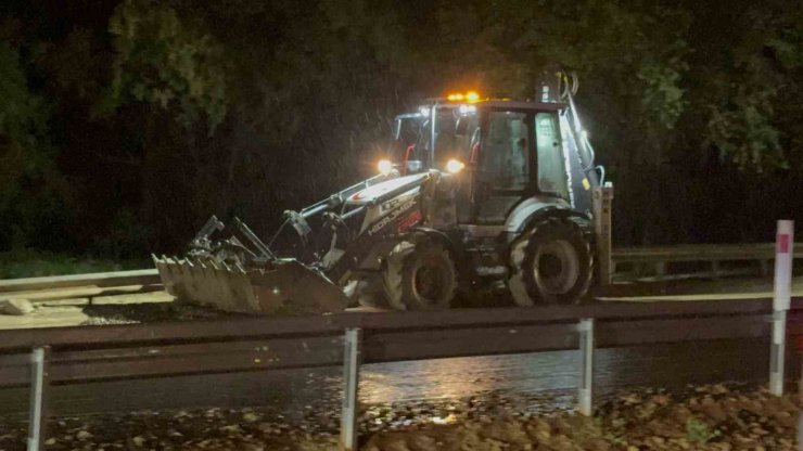 Tokat-Sivas kara yolu yaşanan taşkın nedeniyle kısa süreli trafiğe kapandı