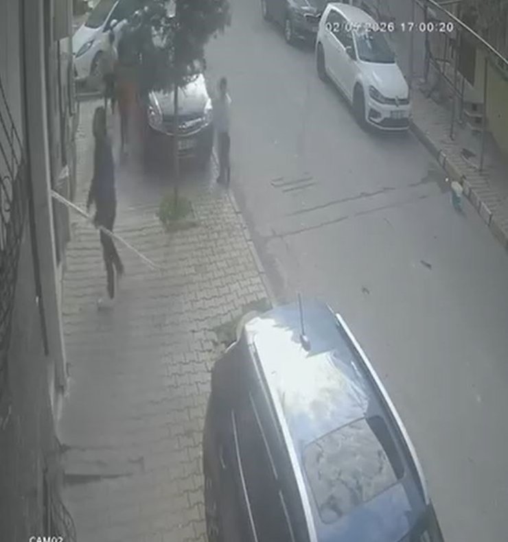 Arnavutköy’de dehşet anları: Çocuklara saldırdı, bina sakinlerine bıçak çekti