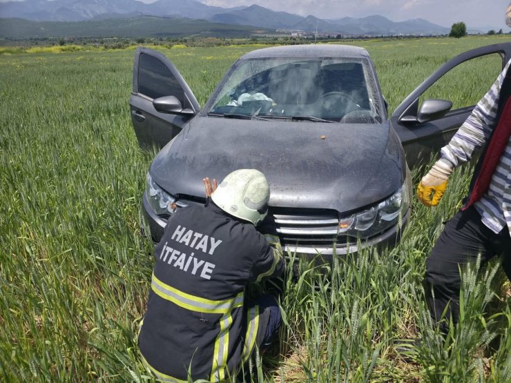Hassa’da tarlaya uçan otomobilin sürücüsü yaralandı
