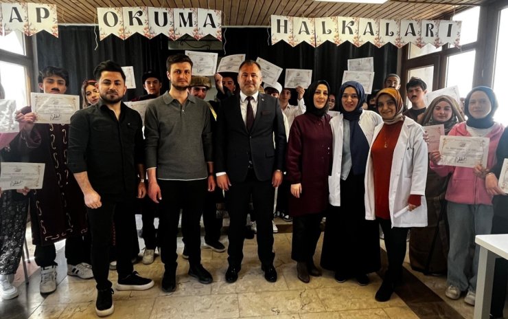 Bayburt Lisesi öğrencileri kitapları sahneye taşıdı