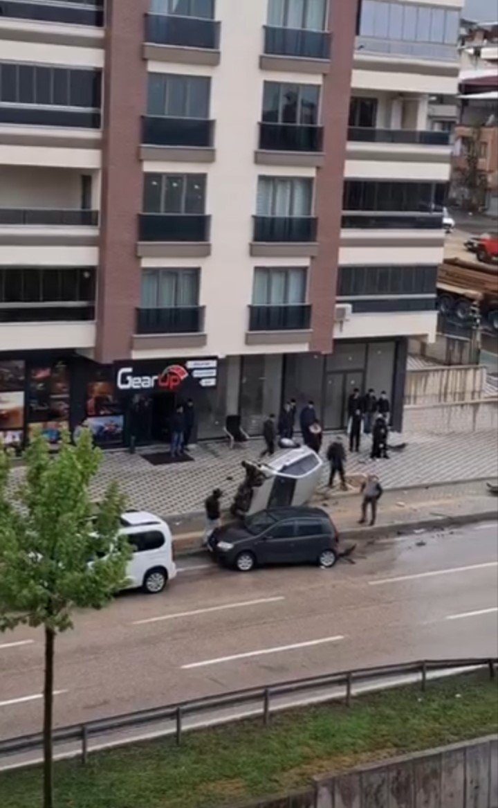 Bursa’da kontrolden çıkan otomobil takla attı
