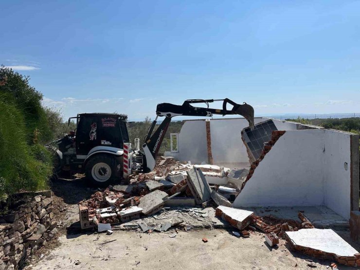 Çanakkale’de 15 kaçak yapı yıkıldı