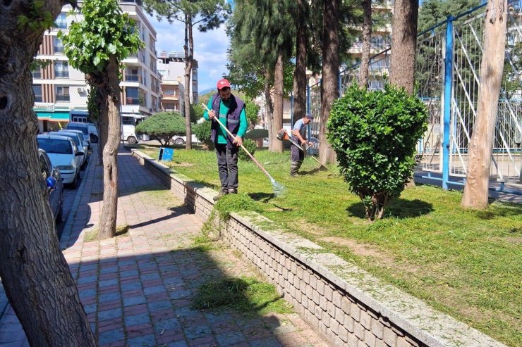 Efeler’de yeşil alanlarda çalışmalar sürüyor