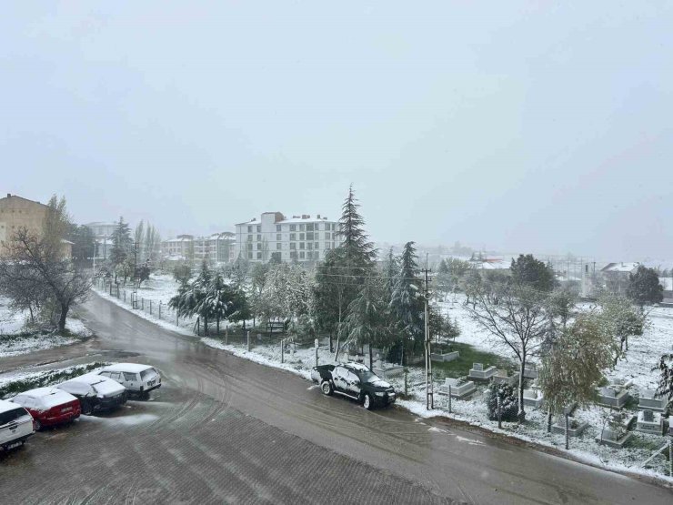 Eskişehir’in bazı ilçeleri güne beyaz örtüyle uyandı