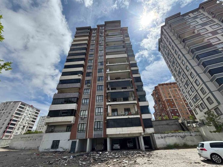Gaziantep’teki ’süper hücre’ balkon duvarlarını yıktı, camları patlattı