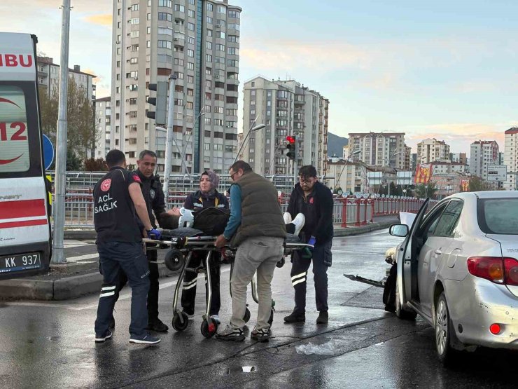 Ticari taksiyle otomobil çarpıştı: 2 yaralı