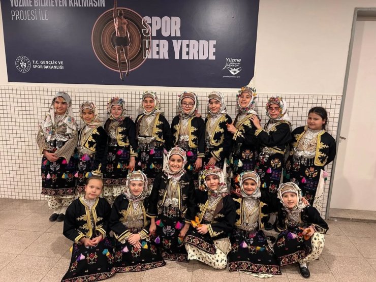 Kütahya Belediyespor Halk Oyunları ekiplerinden İzmir’de çifte başarı