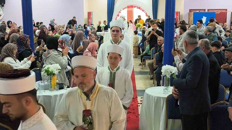 Kornalar hafızlar için çaldı: Anamur’da 15 öğrenciye icazet