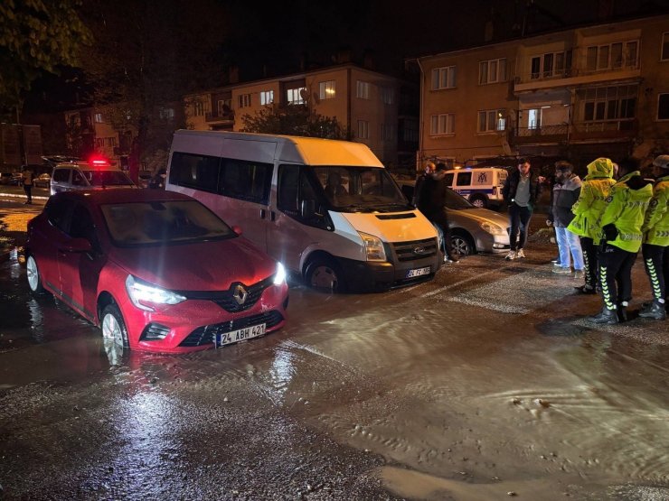 Önlem alınmadı, yağmurda çöken yolda araçlar çukura girdi