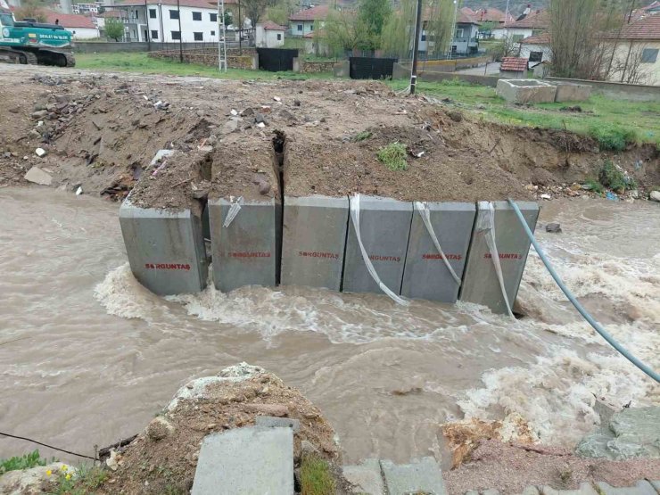 Yoğun yağışlardan sonra ikinci köprü de yıkıldı